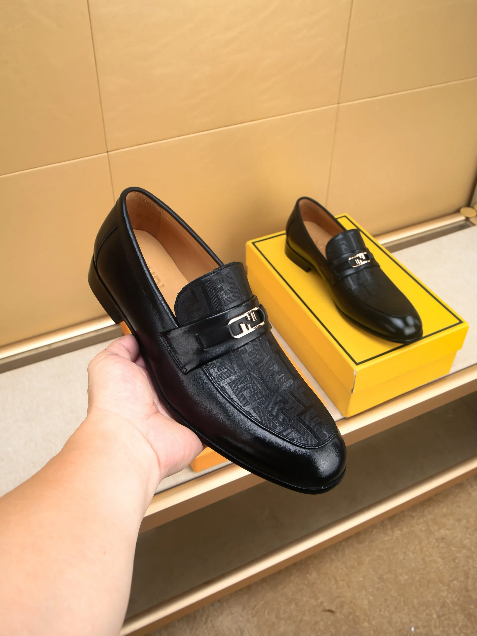 Men's shoes💰460 🕷🕷【FENDI】The latest men's formal leather shoes🇨🇳Classic series not to be missed💯The first layer is made of imported first-layer cowhide☘Original quality, the leather is smooth and delicate🎋Awesome version, perfect streamlined outline🍇🐮Leather lining, code number 39-44...(customized at 38.45.46.47)